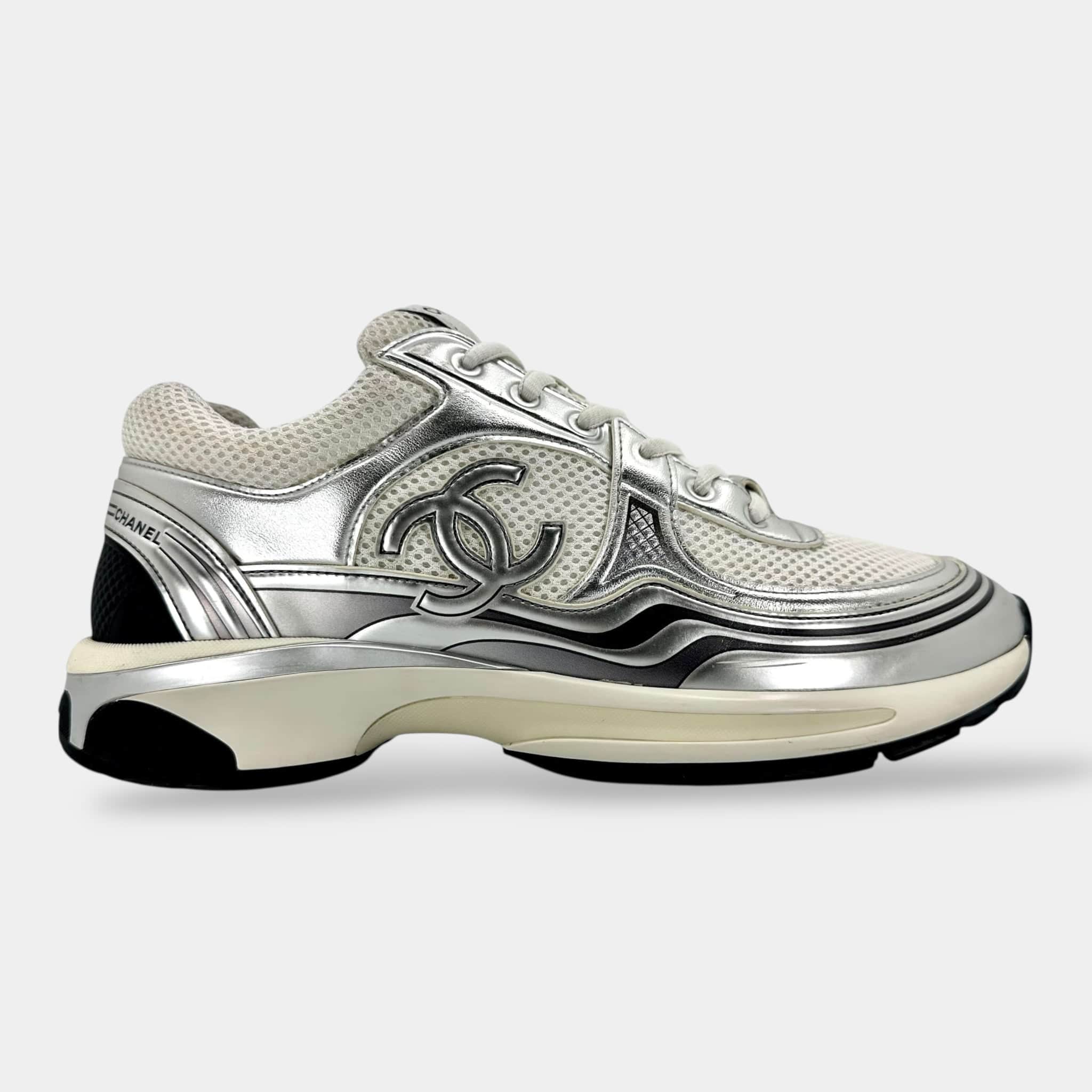 【CHANEL】Trainers スニーカー シャイニー カーフスキン ロゴ CHANEL】Trainers スニーカー シャイニー カーフスキン ロゴ